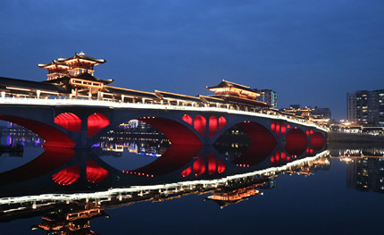 昔日彩虹橋，如今網(wǎng)紅橋，新津這座廊橋夜景你去打卡了嗎？
