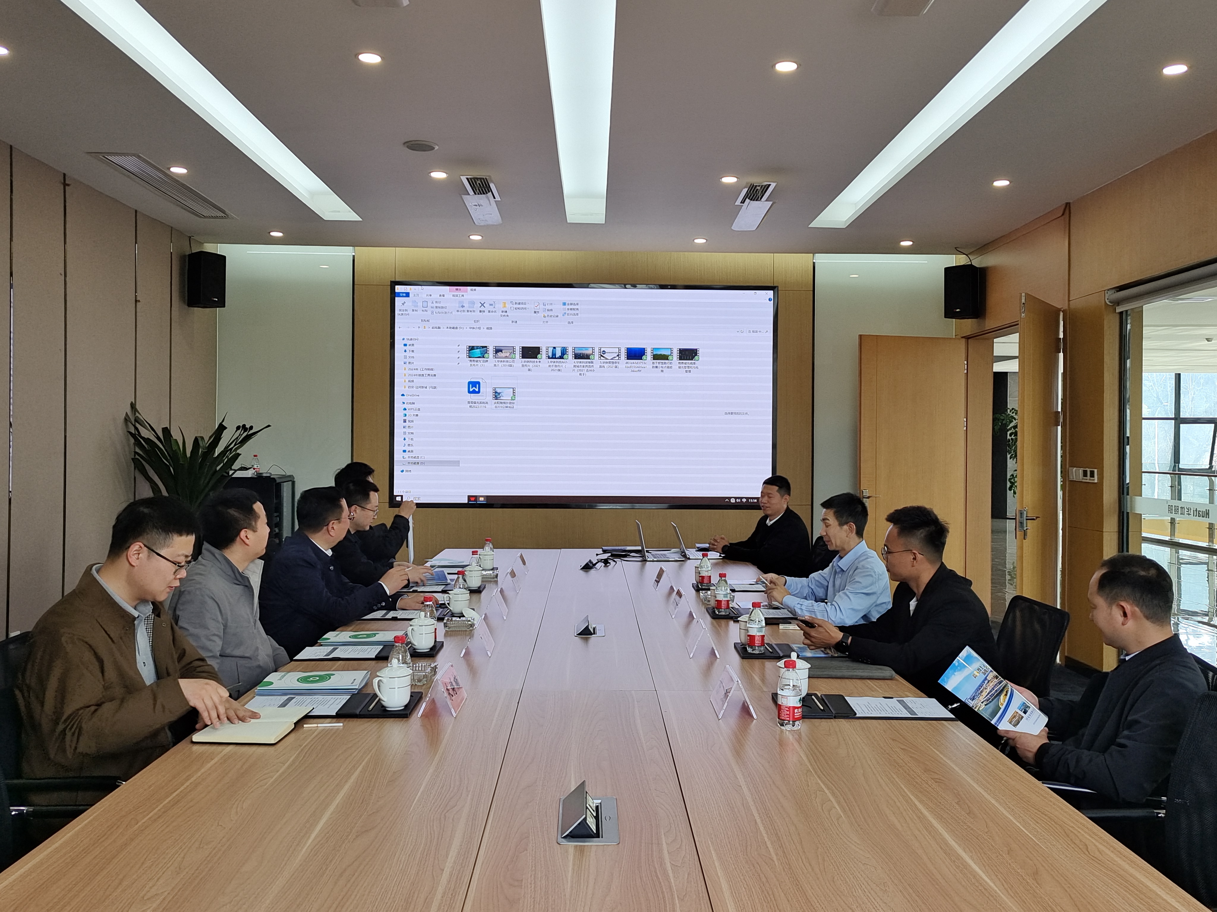 甘肅省慶陽(yáng)市海綿城市建設(shè)投資開發(fā)有限公司領(lǐng)導(dǎo)一行赴華體科技考察交流